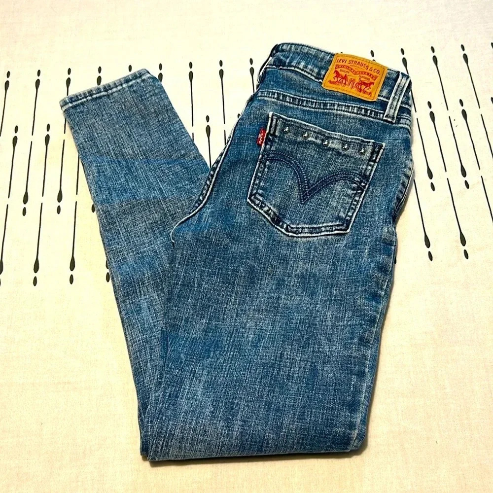 Levi's 535 Super Skinny Crop Denim Jeans.  Studded Back pockets. Size 27